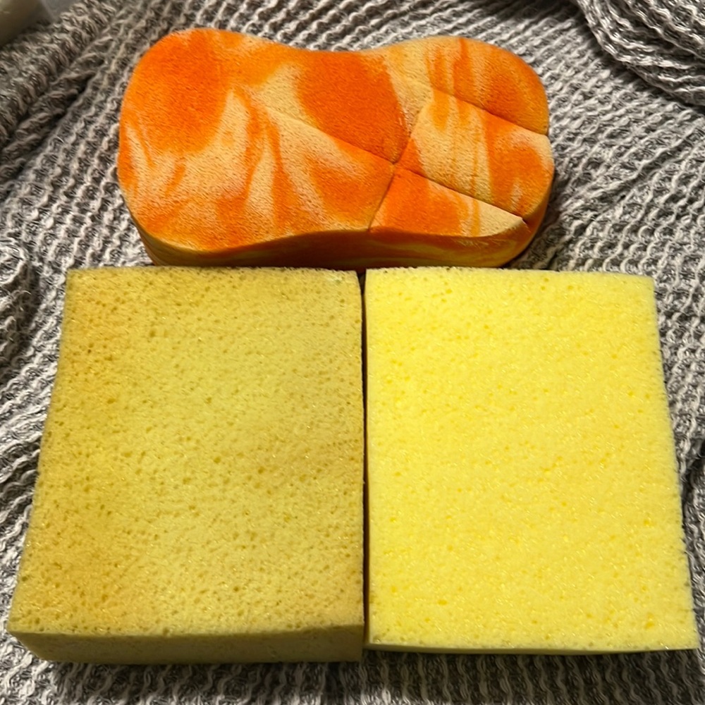 2 sponge bobs, 1 car sponge